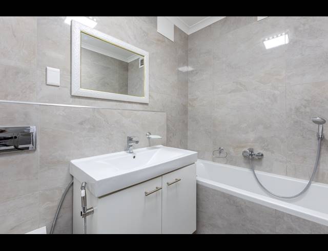 2 BEDROOM APARTMENT TO LET IN SEA POINT